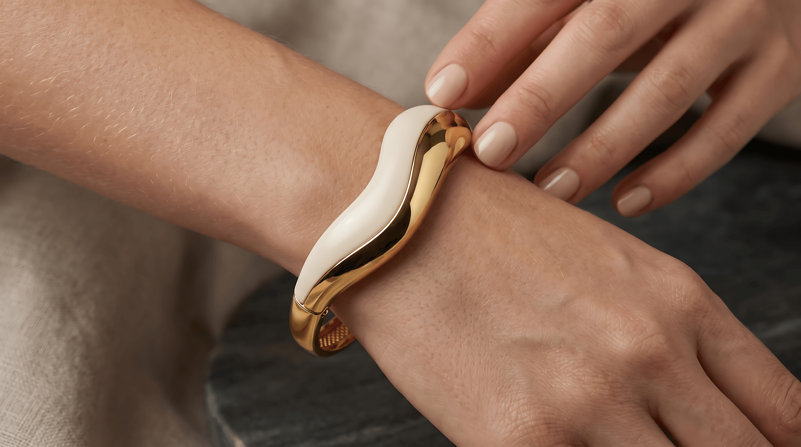 Bracelete escultórico em dourado e off-white