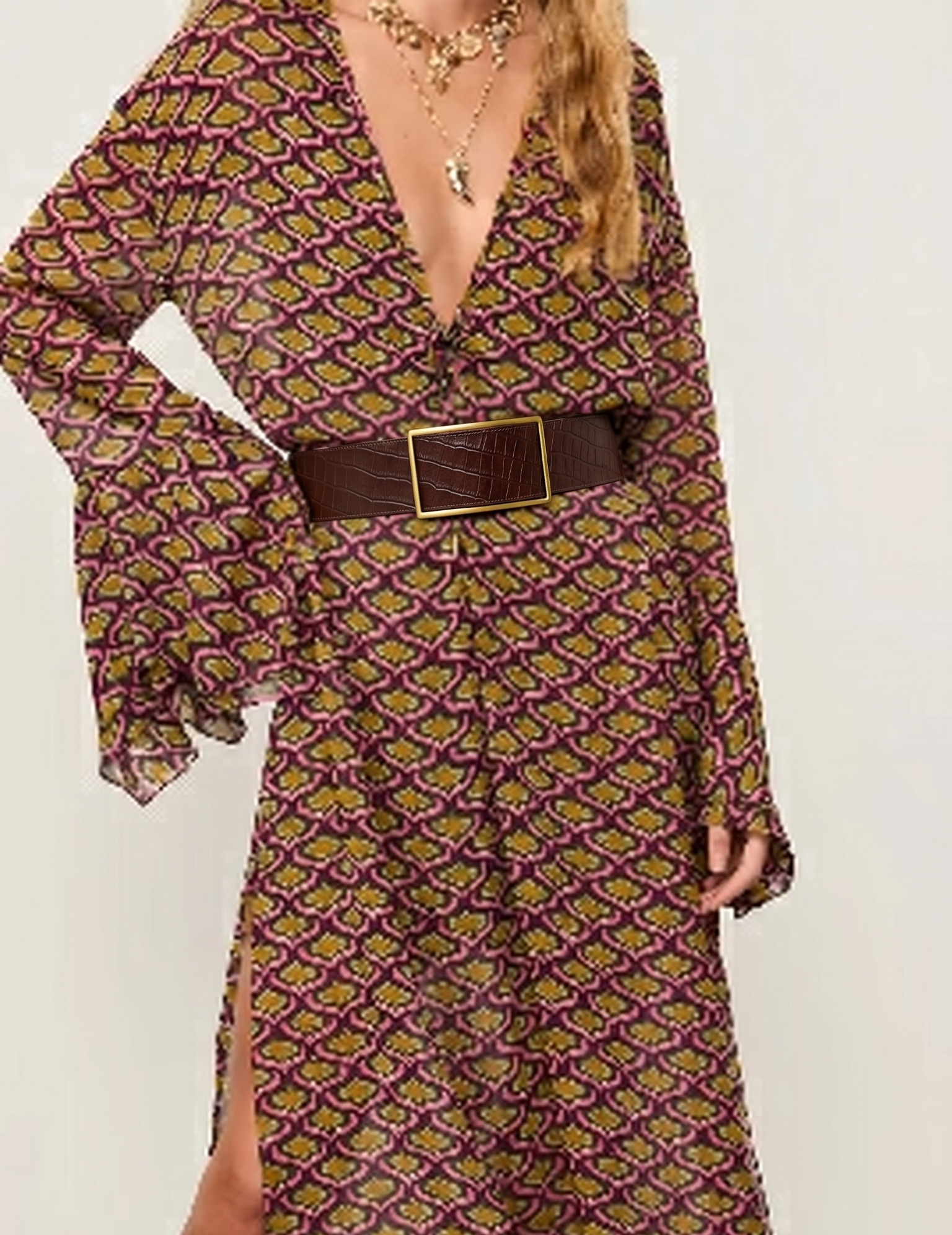 Look com cinto clássico largo em couro marrom